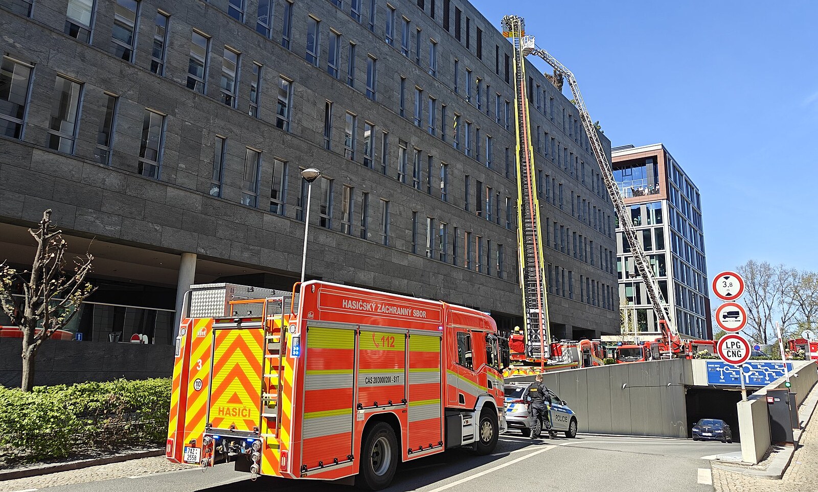 Na střeše kancelářské budovy v Praze hořela izolace, evakuovali 500 lidí