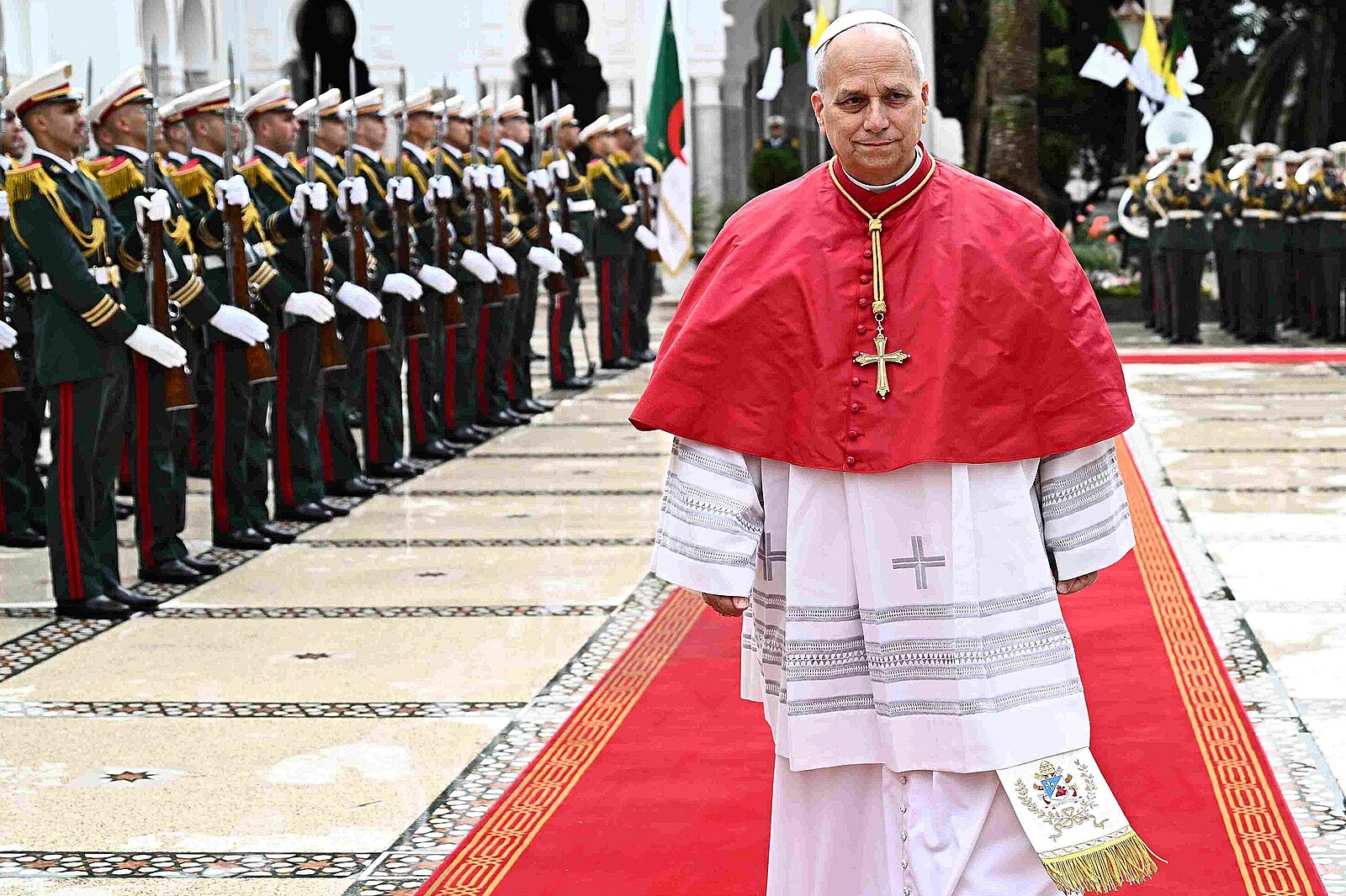 Lev ve floridské kleci. Skončí spor Bílého domu s papežem Trumpovou kajícnou poutí do Chicaga?