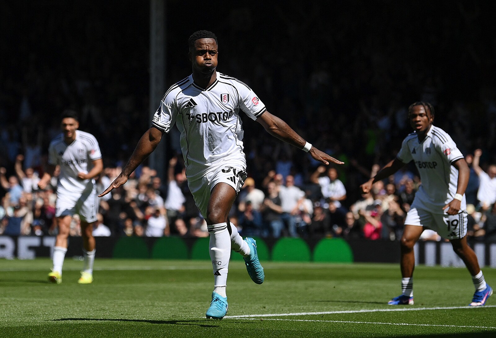 ONLINE: Kinský chytá proti Wolves, v akci Liverpool i West Ham. Aston Villa prohrála