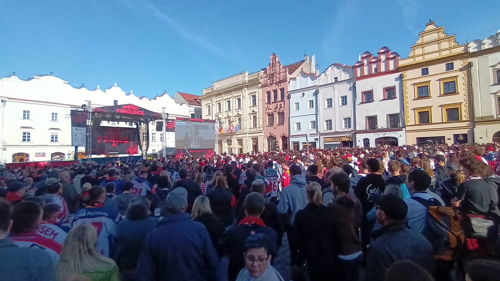 Pardubice slaví titul, centrum zaplnily tisíce lidí. V noci přivítají mistry