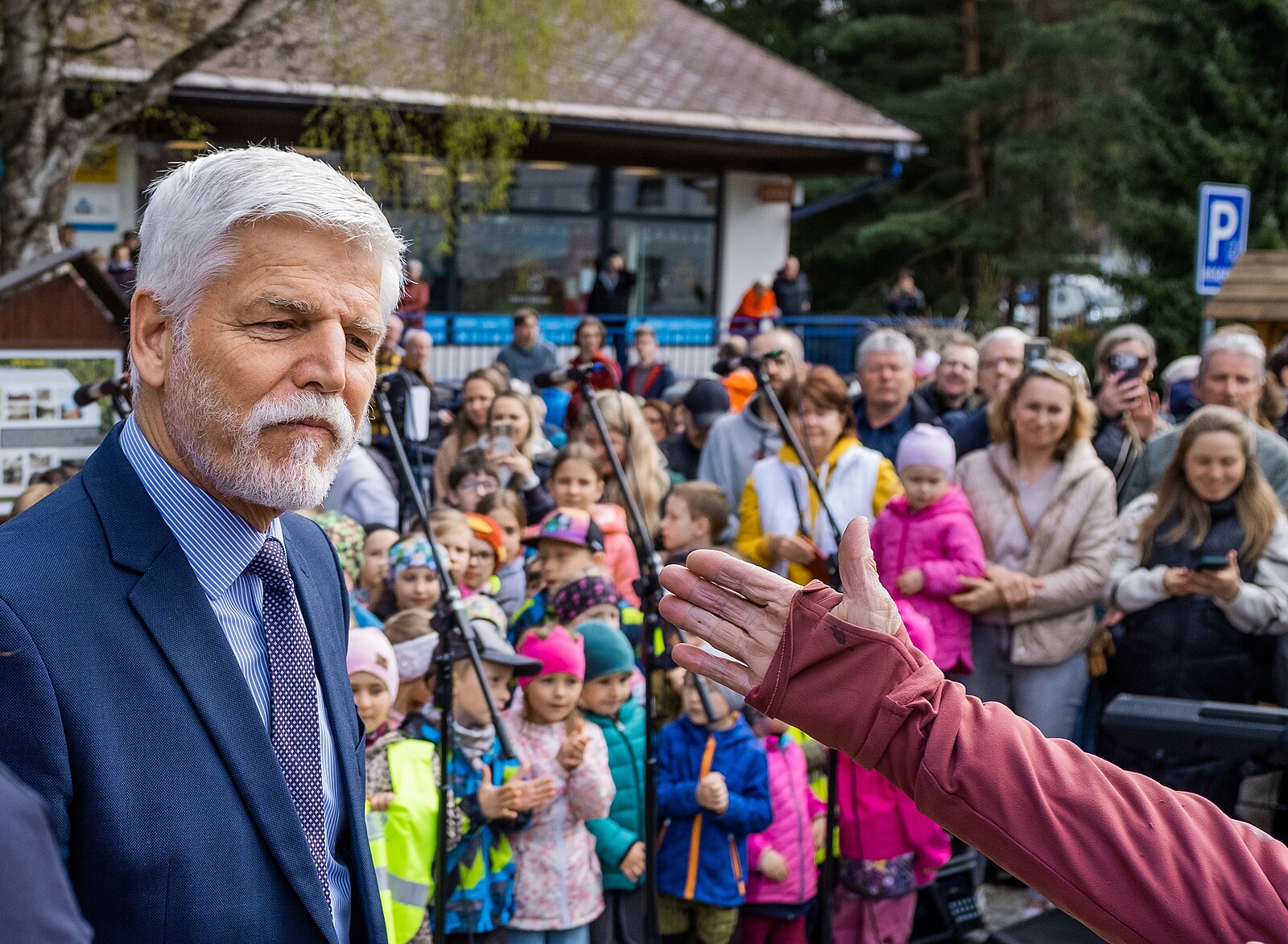 Pavel navštívil Vesnici roku. Chceme vás za prezidenta i dál, šeptala mu seniorka