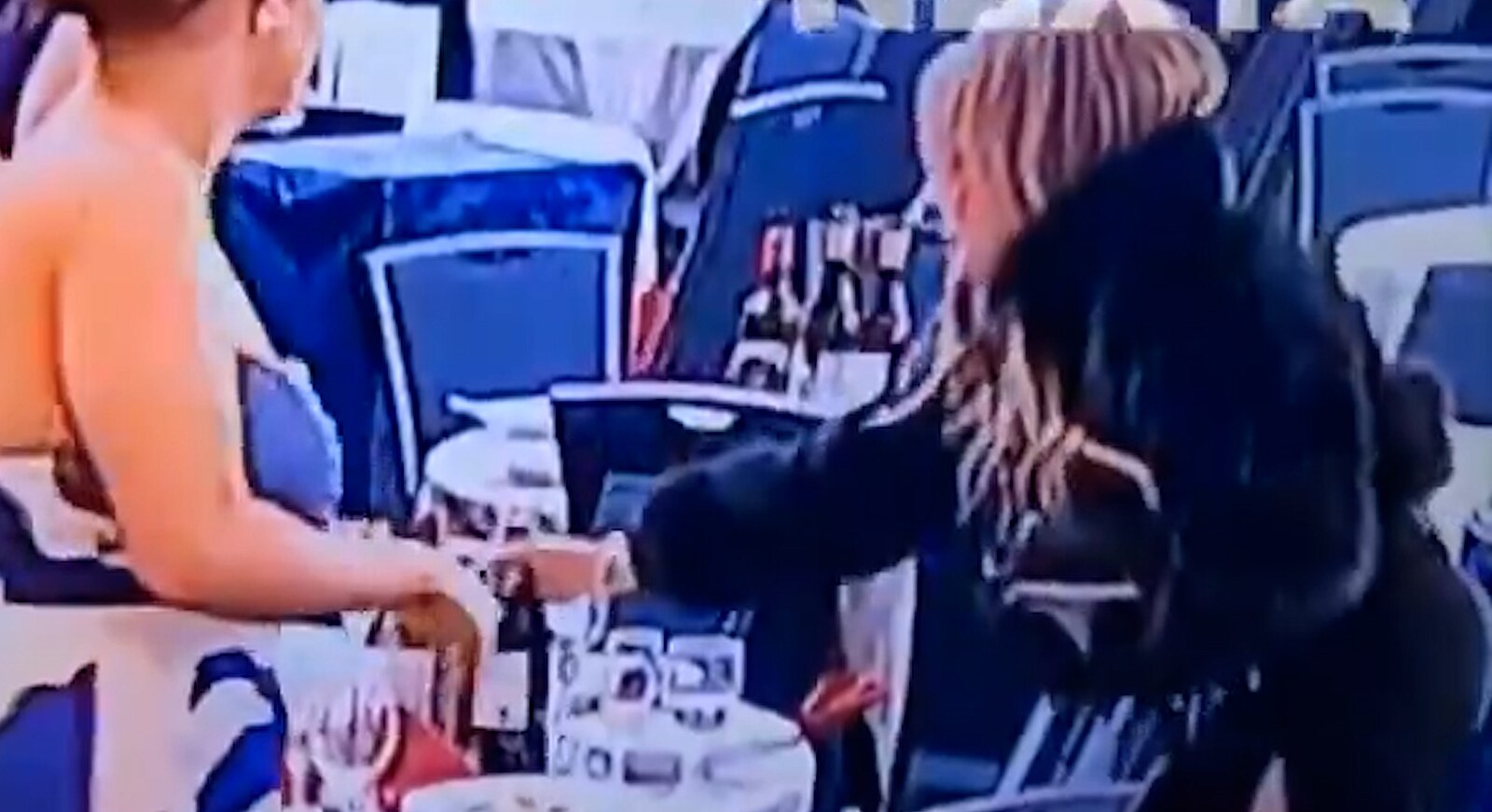 VIDEO: Odnášení lahví, klid šéfa FBI. A proč Vance po útoku odvlekli před Trumpem?