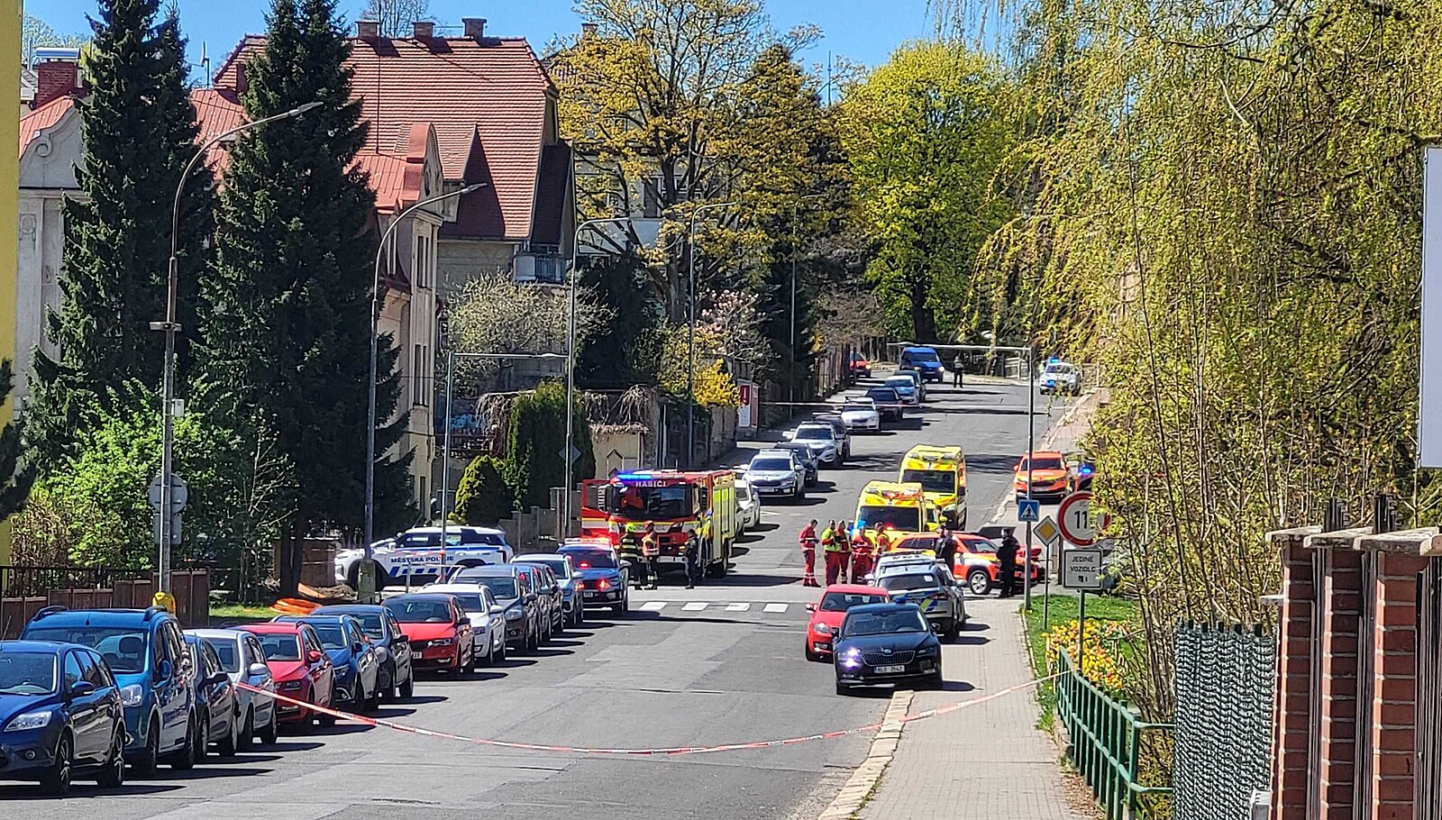 Evakuace a zásah policie. Muž v Jablonci vyhrožuje napadením, může být ozbrojený