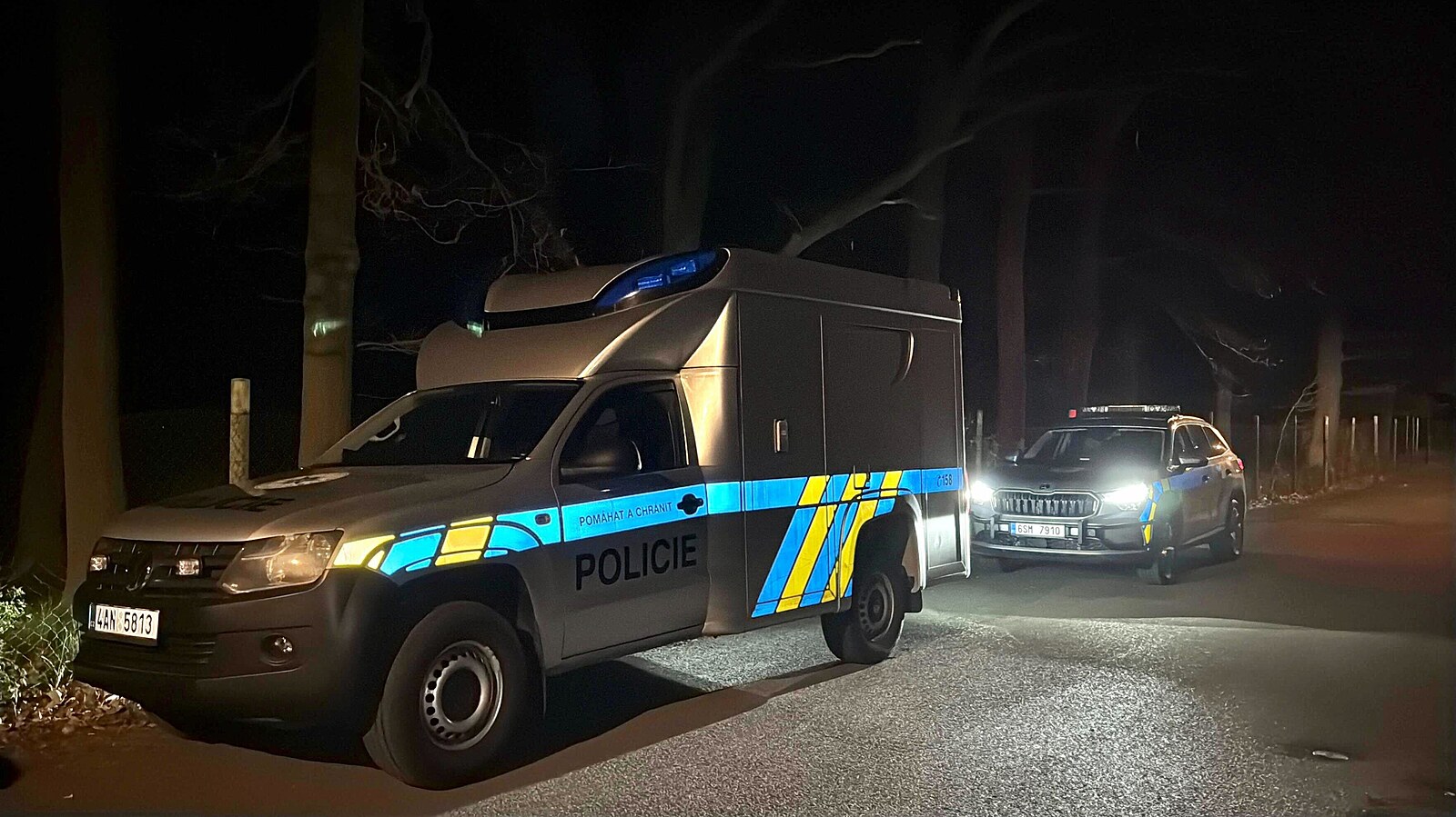 Střelba v Šestajovicích se zraněním. Policie zasahuje kvůli drogám