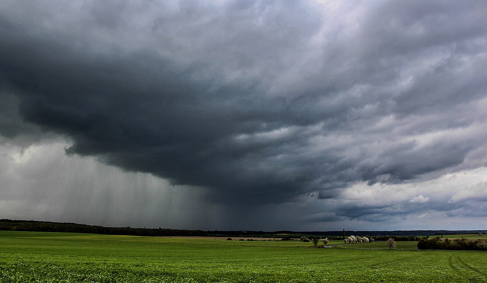 Meteorologové zpřísnili výstrahu, Česko zasáhne silný vítr, bouřky a krupobití