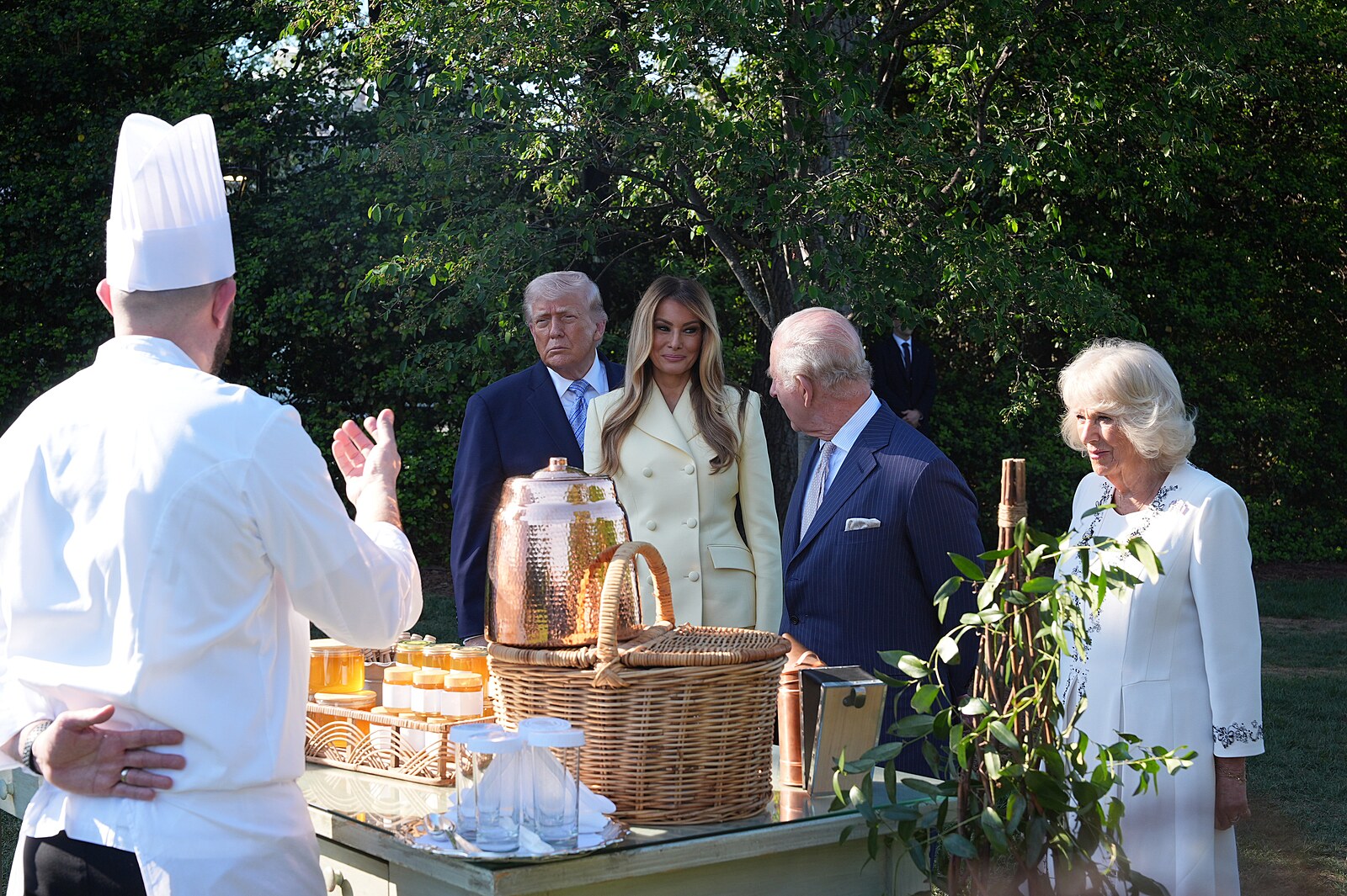 Šálek čaje a prohlídka včelího úlu. Trump přivítal v Bílém domě krále Karla III. s chotí