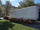 Druhý z nových voz� lanovky na Pet�ín p�ipravený na náv�su kamionu (22. dubna...