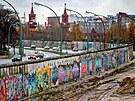 Snímek zachycuje poslední souvislý kus Berlínské zdi, známý také jako East Side...