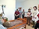 Herci Moravského divadla Olomouc nav�tívili Zdenu Ma�ínovou mlad�í v domov� pro...