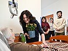 Herci Moravského divadla Olomouc nav�tívili Zdenu Ma�ínovou mlad�í v domov� pro...