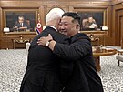 Severokorejský v�dce Kim �ong-un vítá ruského ministra obrany Andreje Belousova...