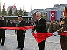 Ruský ministr obrany Andrej Belousov st�íhá pásku k nov� otev�enému muzeu...