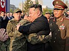 Kim �ong-un objímá vojáka p�i slavnostním otev�ení muzea v�novaného padlým...