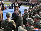 Kim �ong-un objímá vojáka p�i slavnostním otev�ení muzea v�novaného padlým...