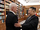 Severokorejský v�dce Kim �ong-un vítá ruského ministra obrany Andreje Belousova...