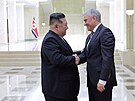 Severokorejský v�dce Kim �ong-un vítá p�edsedu ruské Státní dumy Vja�eslava...