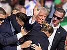 Donald Trump byl post�elen do ucha na p�edvolebním mítinku v Pensylvánii. (14....