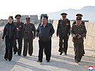 Kim �ong-un a jeho dcera Kim �u-e krá�ící po boku vojenských hodnostá�� na...