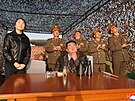 Kim �ong-un a jeho dcera Kim �u-e po boku vojenských hodnostá�� sledují...