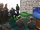 Kim �ong-un a jeho dcera Kim �u-e po boku vojenských hodnostá�� sledují...