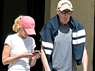 Z kliniky v losangeleské �tvrti West Hills odcházel David Hasselhoff pomalu,...