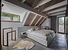 Atmosféru ka�dé z nich dotvá�ejí autentické prvky: st�ny z p�vodních prken �i...