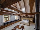 V pat�e se nacházejí dv� prostorné lo�nice. Ob� mají velikost p�es t�icet metr�...