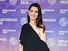 Anne Hathaway na gala po udílení Breakthrough Prize v Santa Monice (18. dubna...