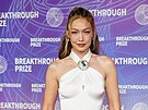 Gigi Hadidová na gala po udílení Breakthrough Prize v Santa Monice (18. dubna...