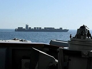 Úzký Hormuz. Íránská obchodní lo� p�iplouvá pod p�ísným dohledem americké...