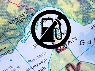 I kdy� le�í o dobré �ty�i tisícovky kilometr� dál, má d�ní v Hormuzském pr�livu...