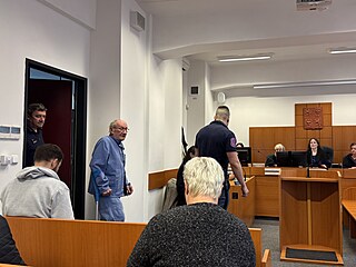 T�lo zast�elené �eny zamkl v kuchyni a popíjel vodku, po pár dnech cht�l...