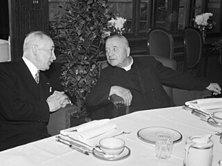 Monsignore Jan �rámek (vpravo) pat�il k významným postavám vrcholné politiky...