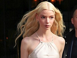 Tenhle trend si oblíbila i �ada sou�asných celebrit. Here�ka Anya Taylor-Joy...