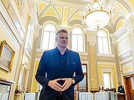 Filip Turek (Motoristé) p�ichází na sch�zi vlády, která projedná mimo jiné...