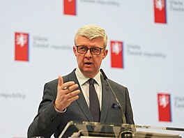 Ministr pr�myslu a obchodu Karel Havlí�ek (ANO) na tiskové konferenci vlády....