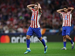 Julián Álvarez z Atlétika Madrid lituje nevyu�ité �ance v utkání s Arsenalem.