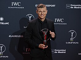 Fotbalista Toni Kroos pózuje s trofejí za sportovní inspiraci na vyhlá�ení cen...