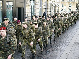 Vojáci Bundeswehru pochodují v Hamburku na na památku svých spolubojovník�,...