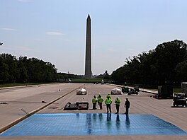 Americký prezident Donald Trump na�ídil renovaci jezírka u Lincolnova památníku...