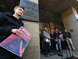 Odbory �eského rozhlasu vyhlásili p�ed budovou �eského Rozhlasu ve Vinohradské...