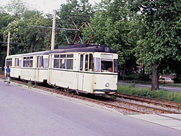 Tramvaj Tatra T2D (v �SSR vyráb�ná Gotha T2-62 pro NDR). Dessau, 1990
