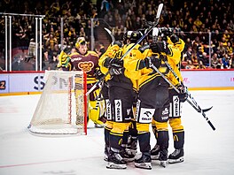 Hokejisté Litvínova se t�í z branky na led� Jihlavy.