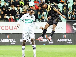 Hlavi�kový souboj karvinského obránce Sahmkoua Camary (vlevo) s ostravským...