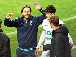 Karvinský trenér Marek Jarolím se raduje z druhého gólu svého týmu v pohárovém...