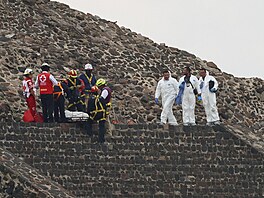 Mexi�tí soudní znalci ohledávají místo st�elby na pyramid� u Teotihuacánu. (20....