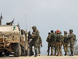 Izrael�tí vojáci stojí vedle vozidel Humvee p�i hlídce podél hranice s ji�ním...