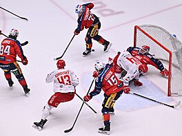 Jakub Lauko, Vladimír Sobotka a John Ludvig brání pardubickou bránu Romana...