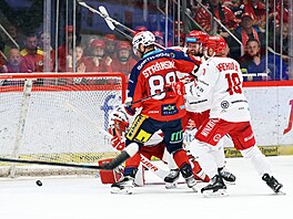 Marian Adámek a Patrik Hrehor�ák se p�etla�ují p�ed t�ineckou bránou s...