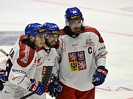 Tomá� Cibulka, Michael �pa�ek a Daniel Vo�enílek slaví gól do rakouské brány.